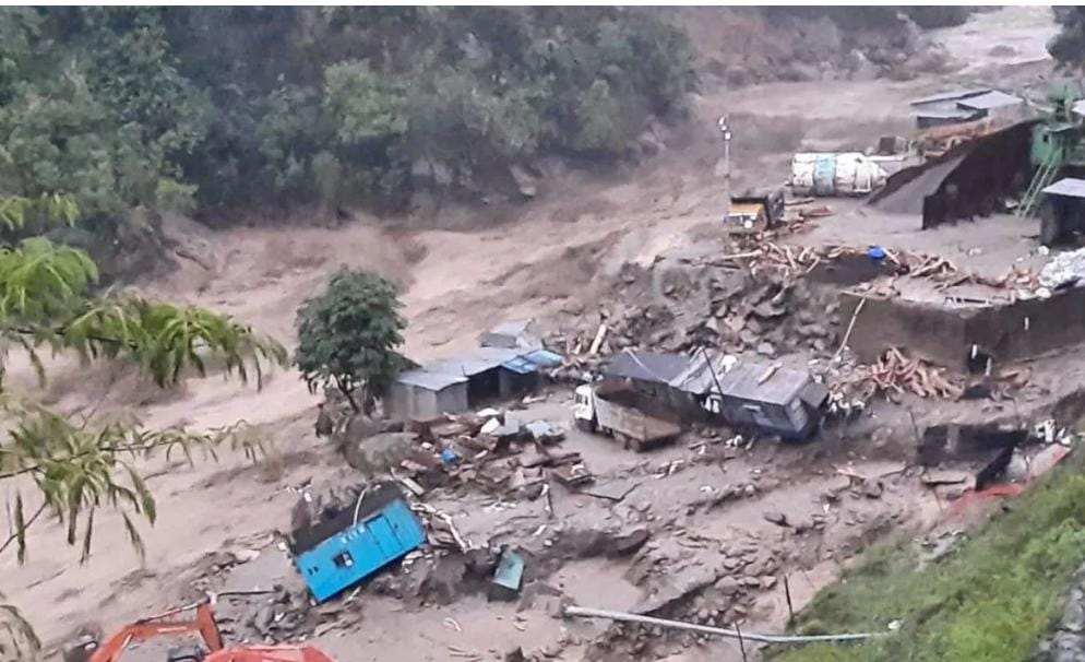 বাঁধভাঙা বৃষ্টি, আটকে বহু পর্যটক-আবহাওয়ার উন্নতি হলে চপার নামানোর পরিকল্পনা সিকিম প্রসাশনের