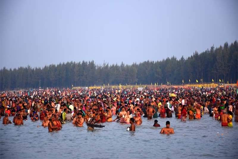 Ganga Sagar : কাতারে কাতারে পুণ্যার্থীর ঢল , প্রবল ঠান্ডাকে উপেক্ষা করে মধ্যরাত থেকেই সাগরে ডুব